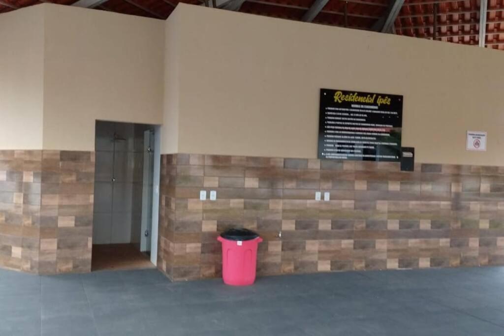 Casa em condomínio, churrasqueira privativa e piscina social