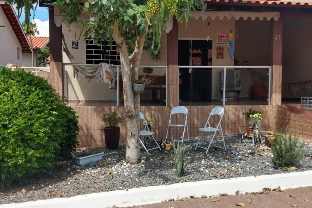 Casa em condomínio, churrasqueira privativa e piscina social