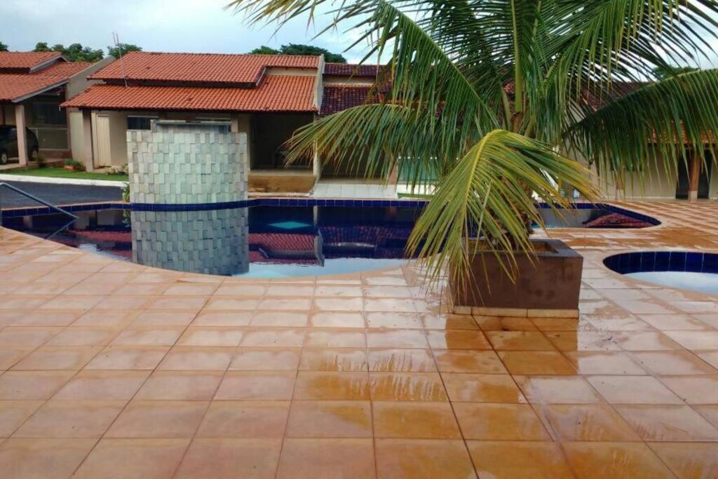 Casa em condomínio, churrasqueira privativa e piscina social