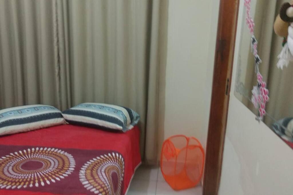 Casa em condomínio, churrasqueira privativa e piscina social