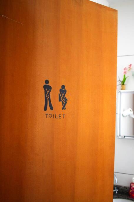 Casa em condomínio, churrasqueira privativa e piscina social
