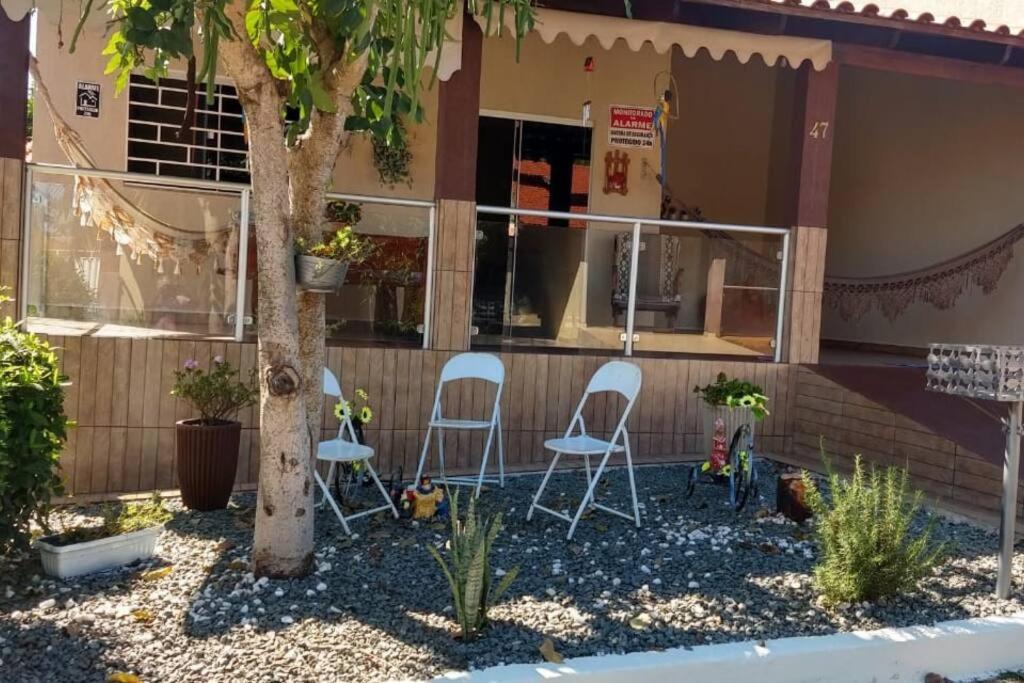 Casa em condomínio, churrasqueira privativa e piscina social