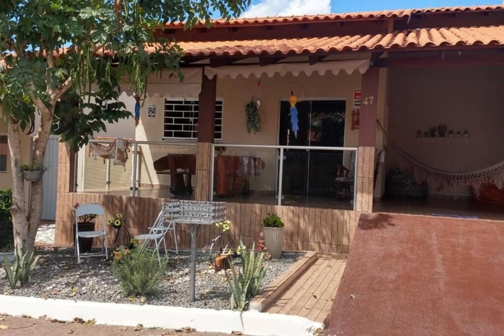 Casa em condomínio, churrasqueira privativa e piscina social