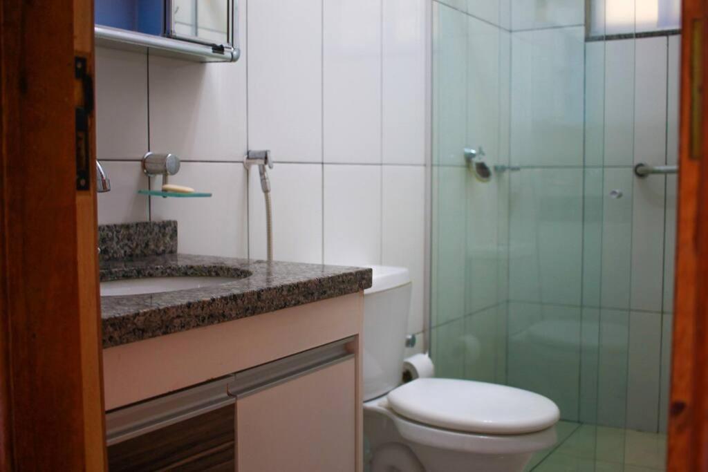 Casa em condomínio, churrasqueira privativa e piscina social