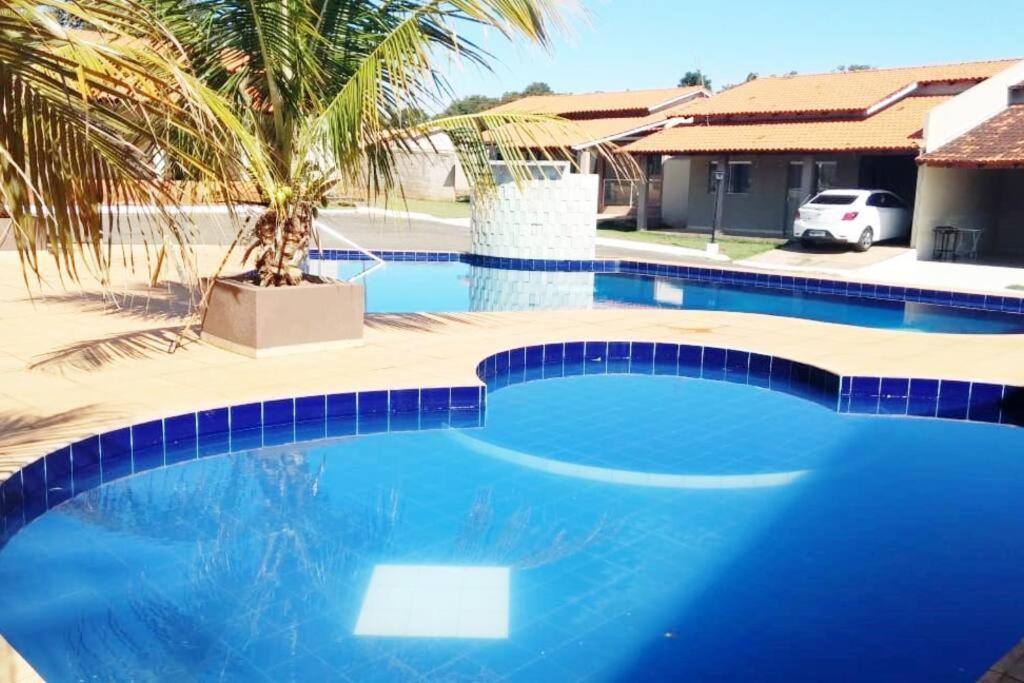 Casa em condomínio, churrasqueira privativa e piscina social