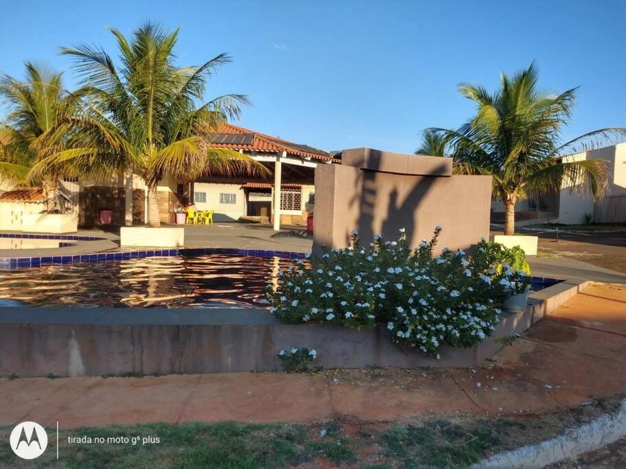 Casa em condomínio, churrasqueira privativa e piscina social