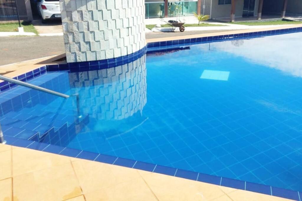 Casa em condomínio, churrasqueira privativa e piscina social