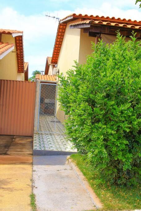 Casa em condomínio, churrasqueira privativa e piscina social