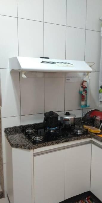 Casa em condomínio, churrasqueira privativa e piscina social