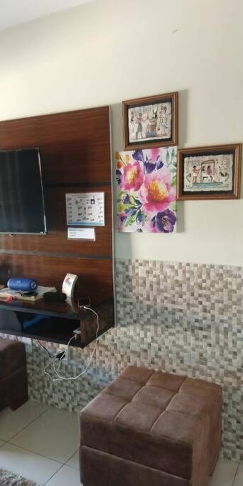 Casa em condomínio, churrasqueira privativa e piscina social