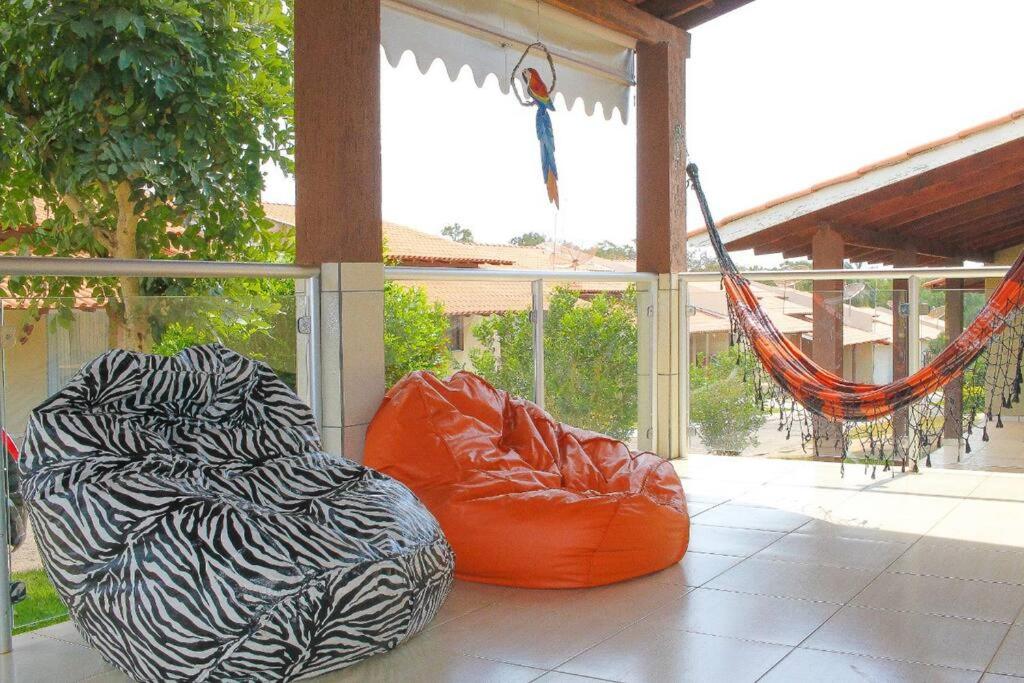Casa em condomínio, churrasqueira privativa e piscina social