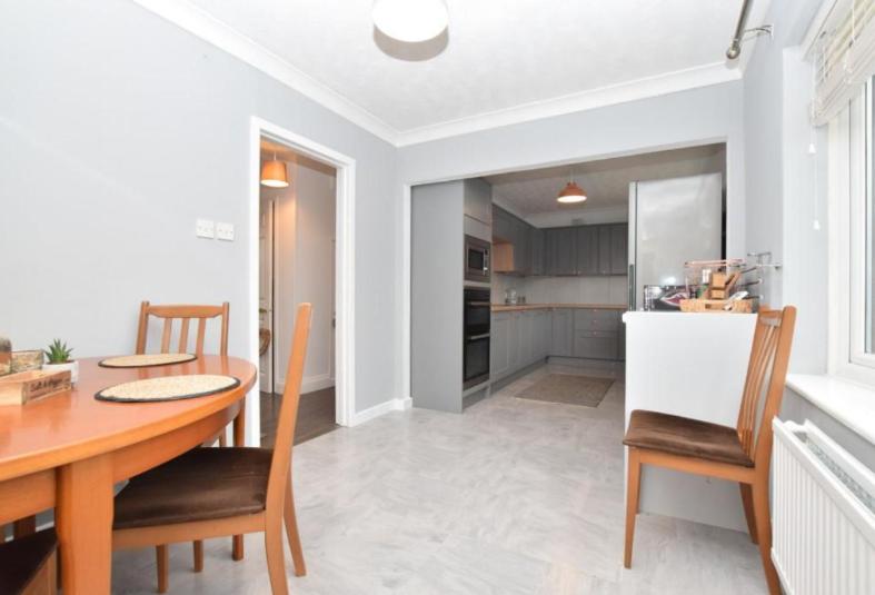 Extensive 4 bed close to Peterborough view 5