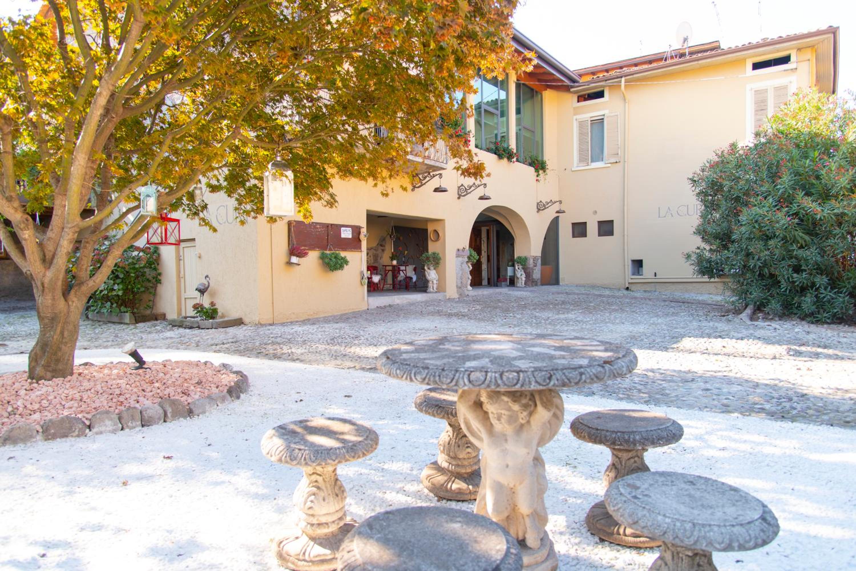 LA CURT guest house view 5