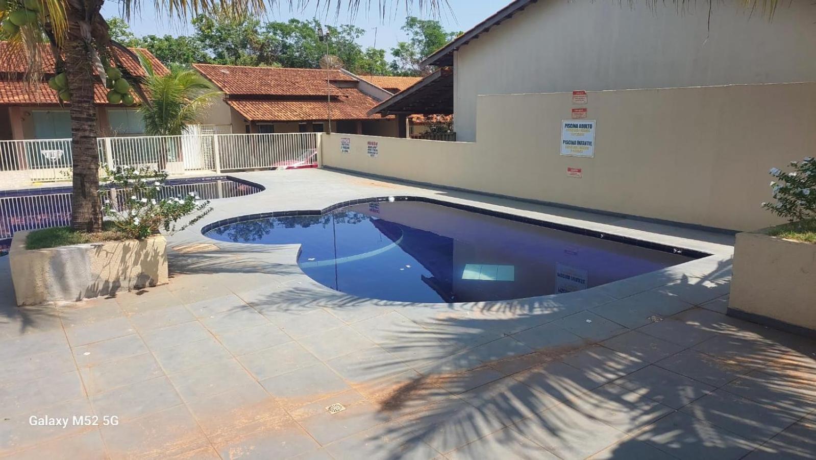 Casa em condomínio, churrasqueira privativa e piscina social