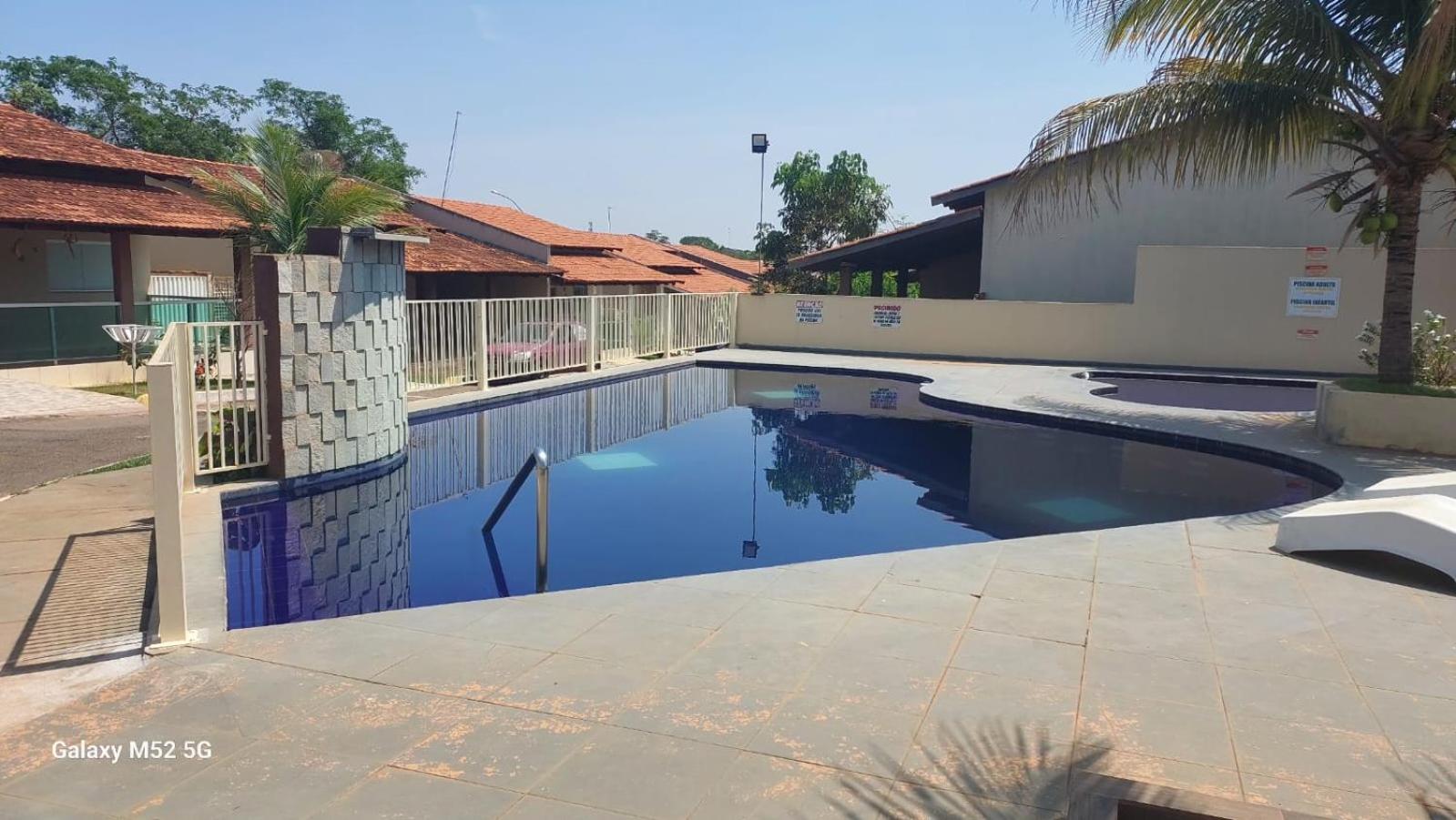 Casa em condomínio, churrasqueira privativa e piscina social