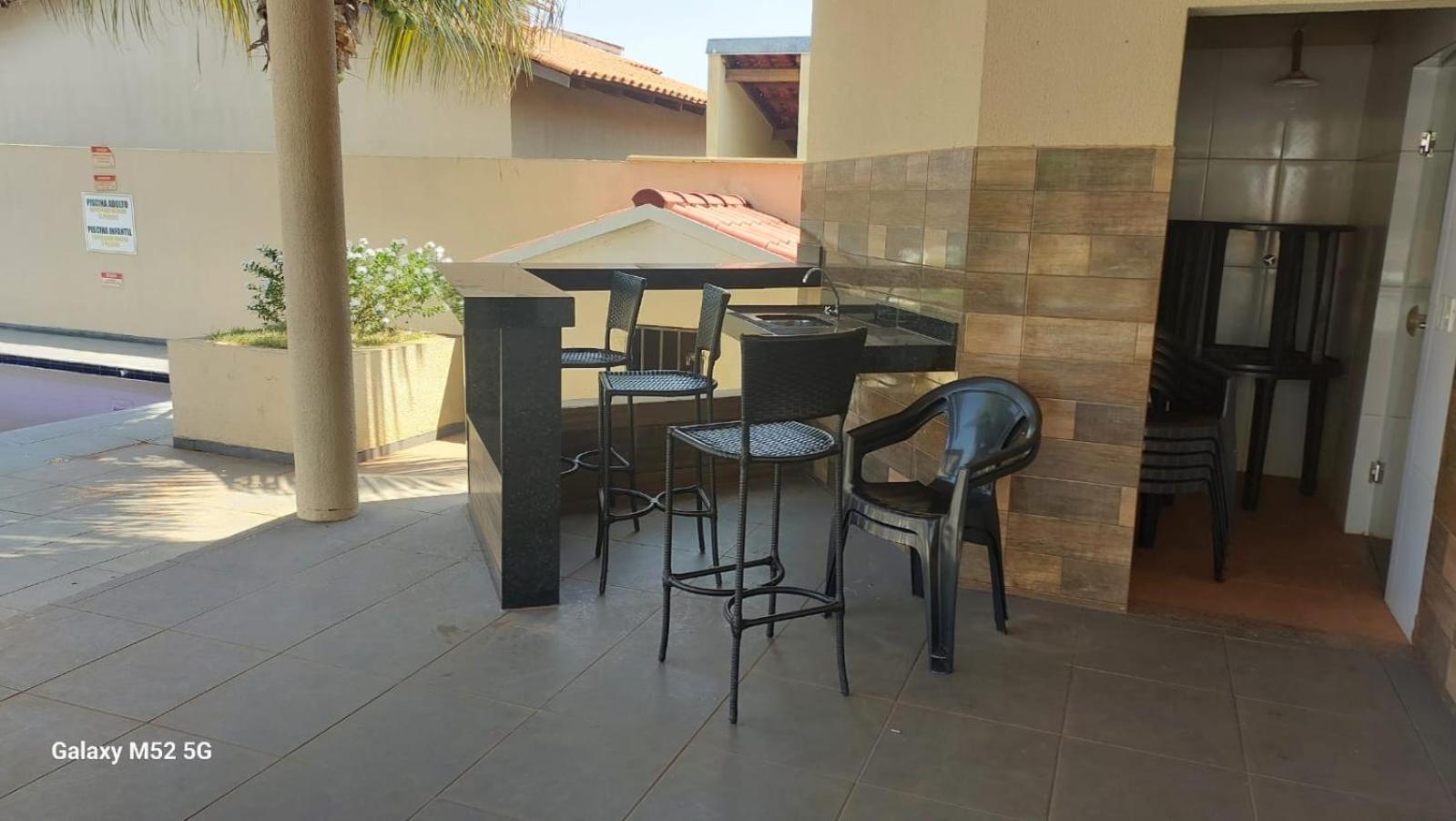 Casa em condomínio, churrasqueira privativa e piscina social