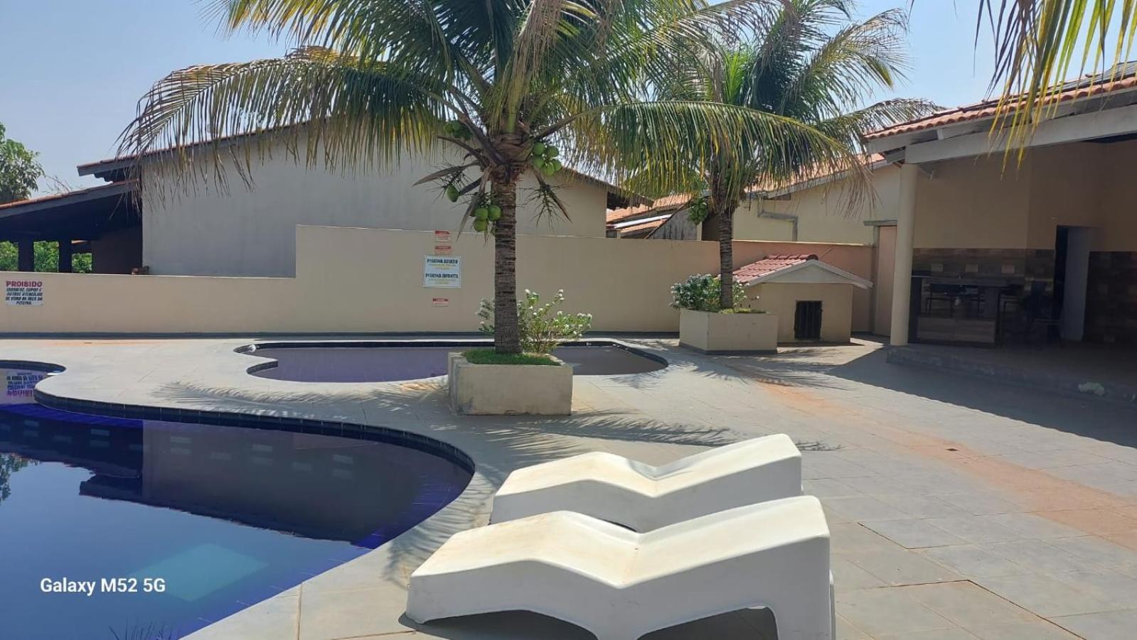 Casa em condomínio, churrasqueira privativa e piscina social