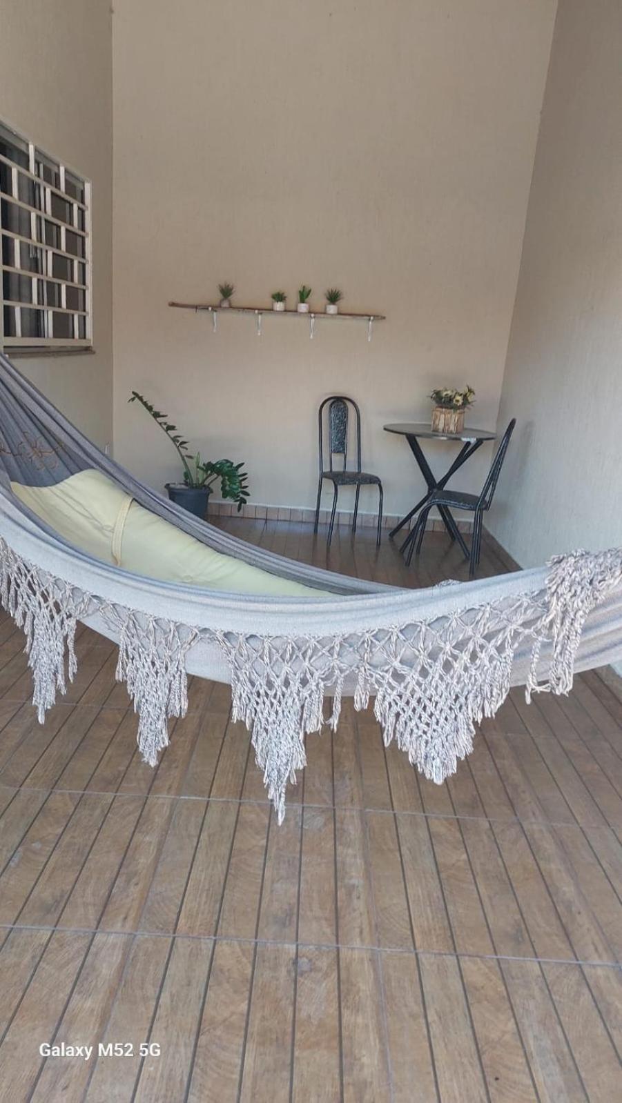 Casa em condomínio, churrasqueira privativa e piscina social
