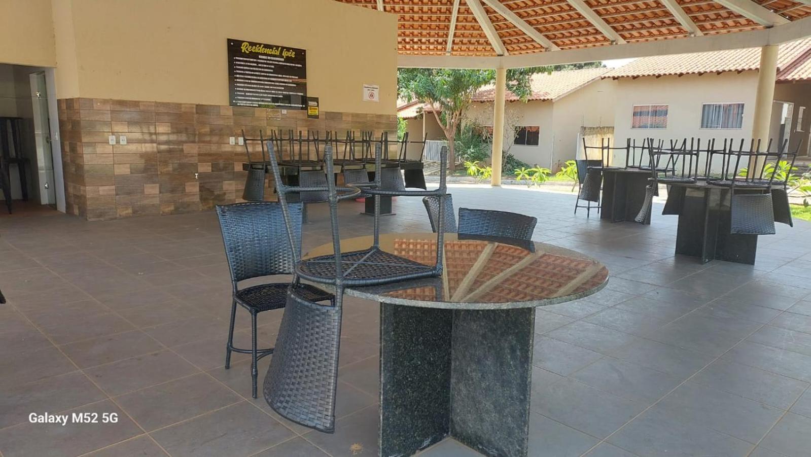 Casa em condomínio, churrasqueira privativa e piscina social