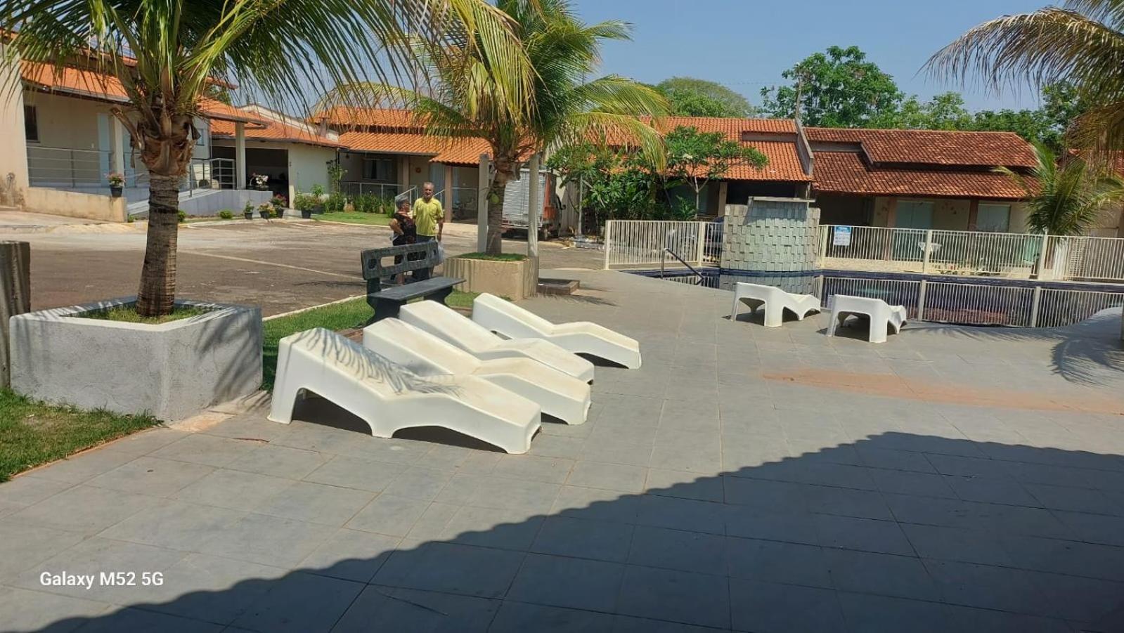 Casa em condomínio, churrasqueira privativa e piscina social