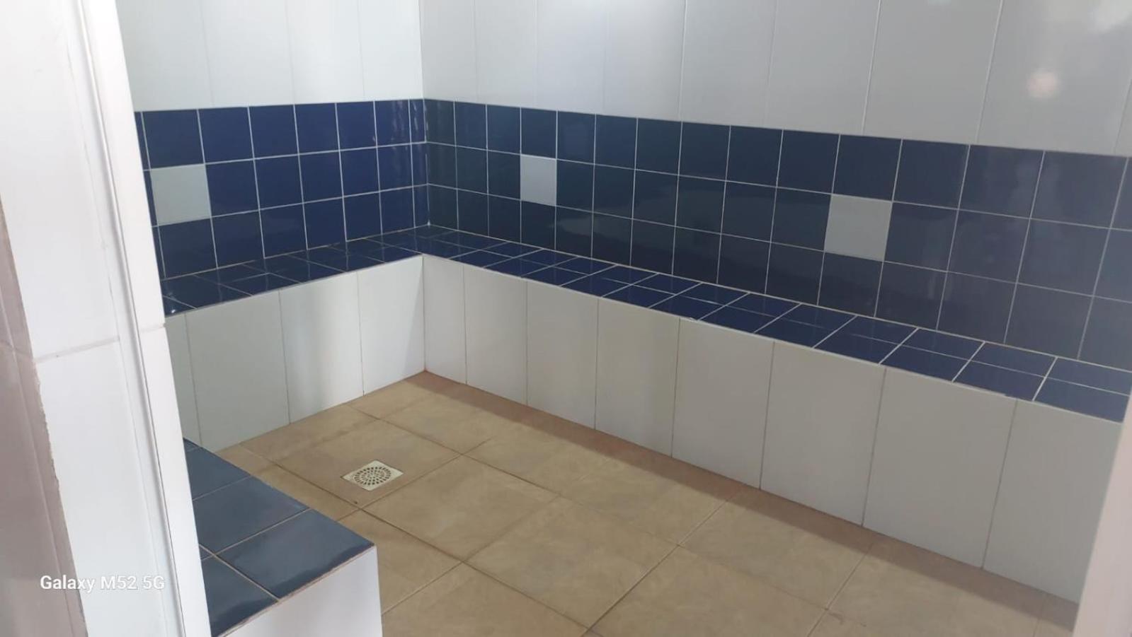 Casa em condomínio, churrasqueira privativa e piscina social