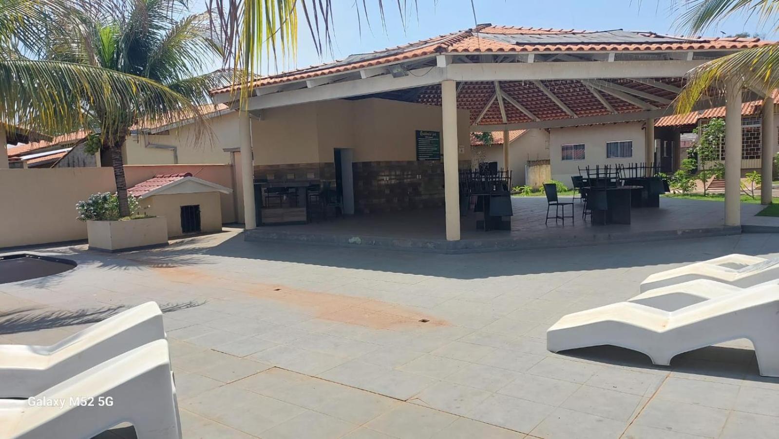 Casa em condomínio, churrasqueira privativa e piscina social