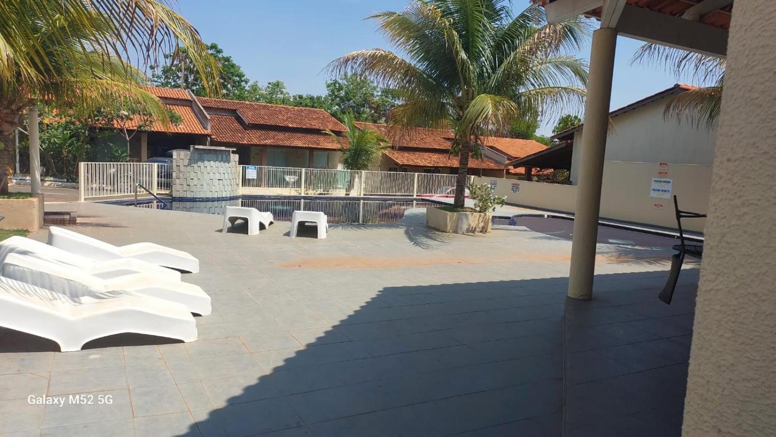 Casa em condomínio, churrasqueira privativa e piscina social
