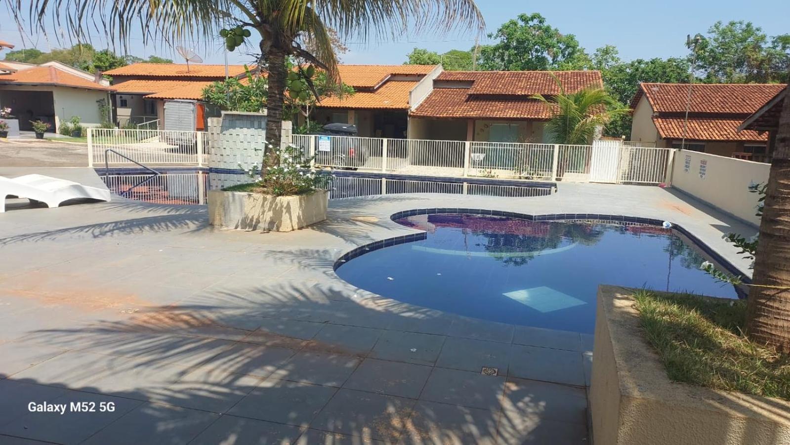 Casa em condomínio, churrasqueira privativa e piscina social