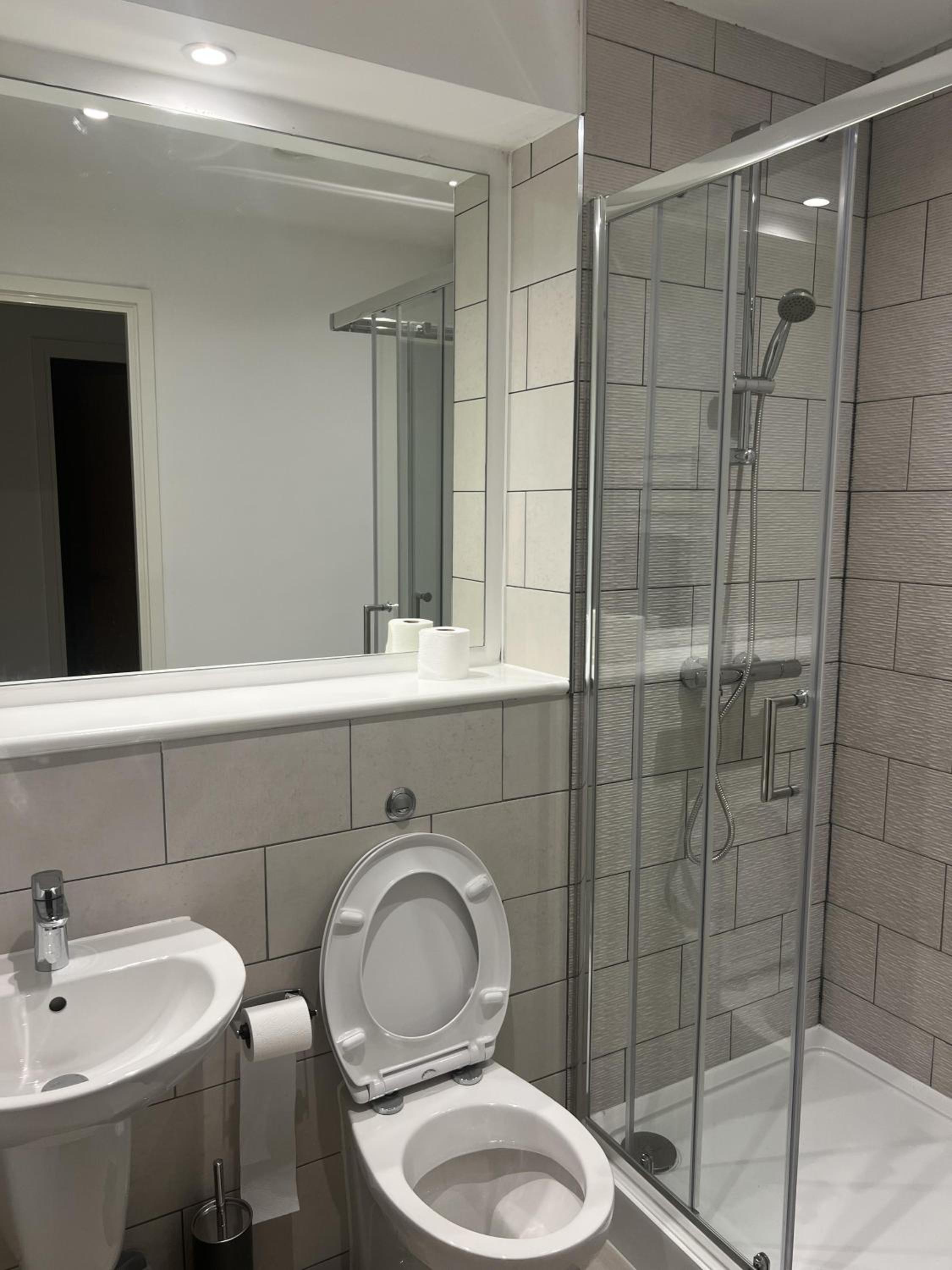 Charming 2-Bed Apartment in Salford newly built photo 2