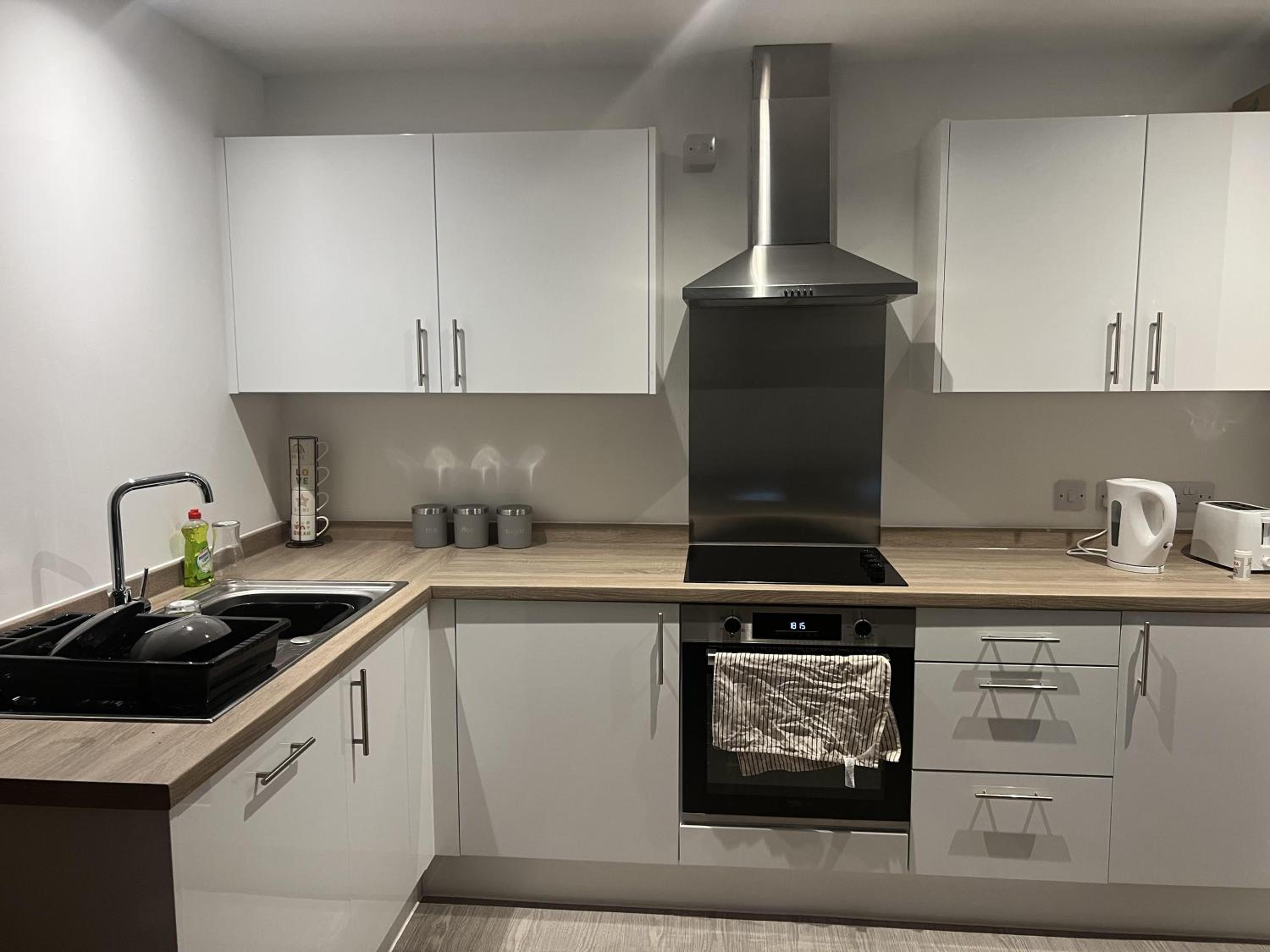 Charming 2-Bed Apartment in Salford newly built photo 3