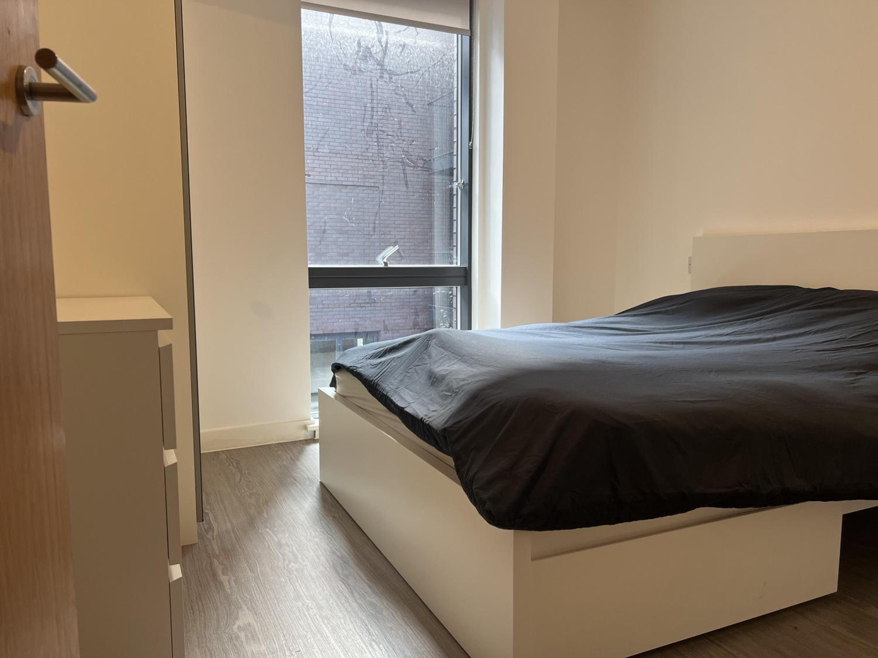 Charming 2-Bed Apartment in Salford newly built photo 4