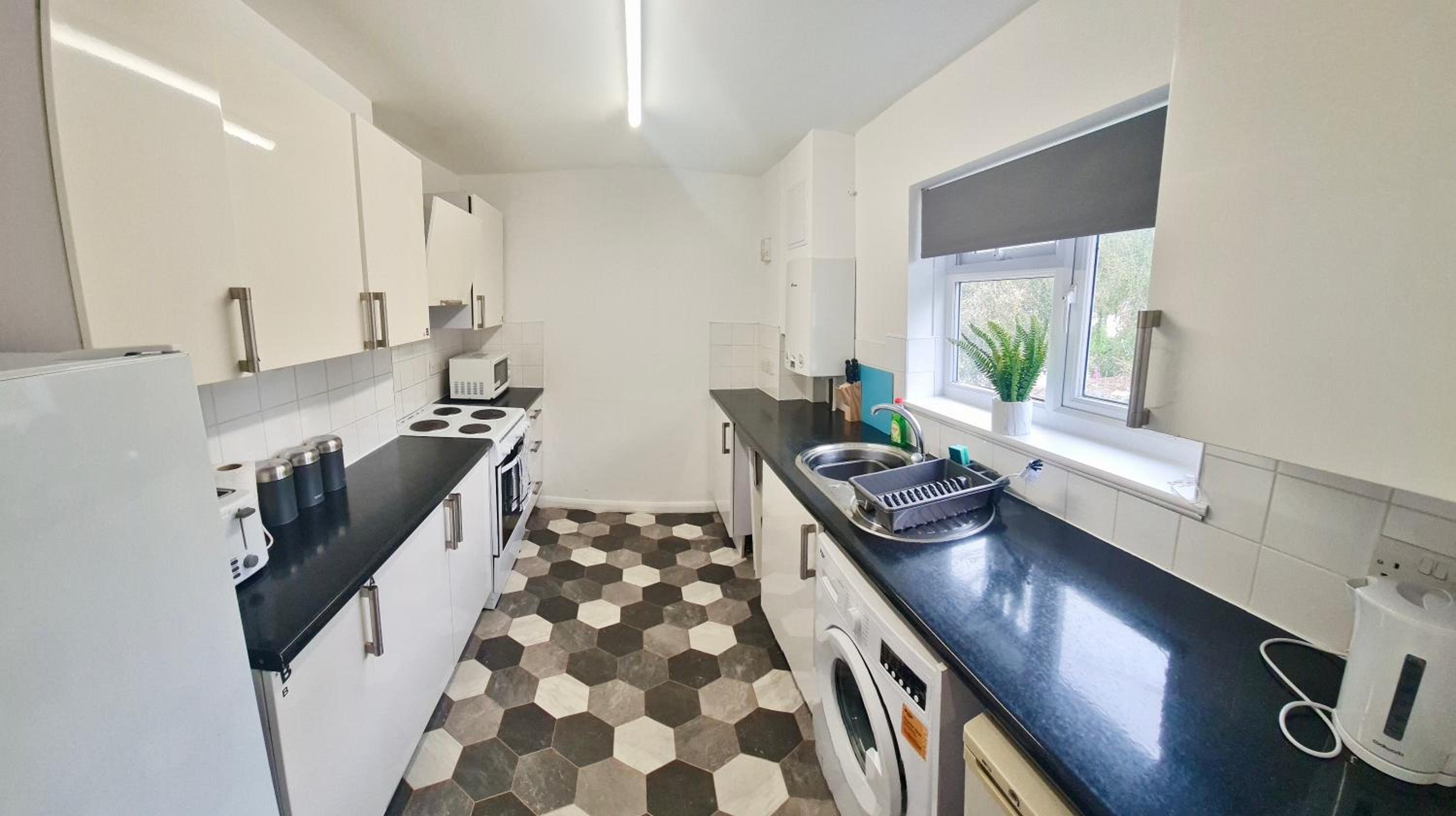 2 Bed Spacious Apartment, Sleeps 4, Free Wifi, Free Parking, Amenities Nearby, Good Transport Links Nearby, Contractors and Holidays