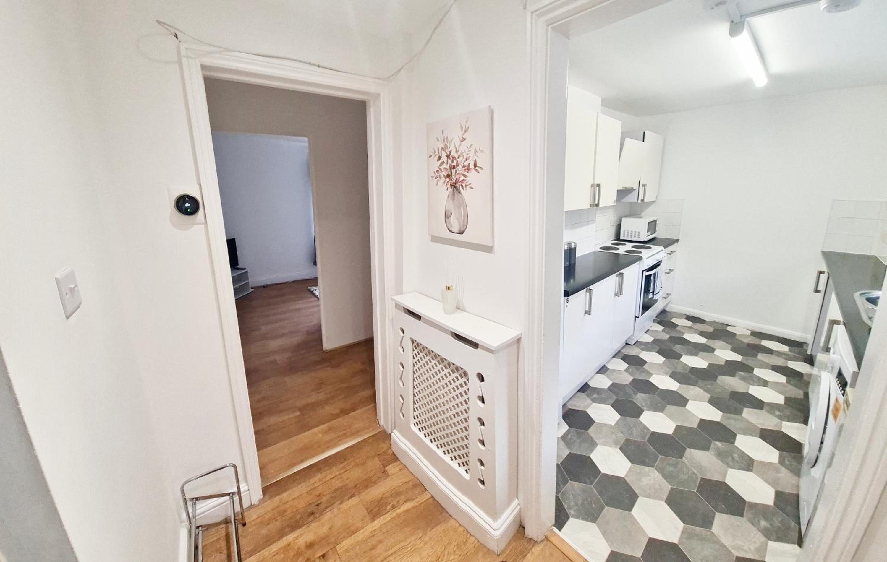 2 Bed Spacious Apartment, Sleeps 4, Free Wifi, Free Parking, Amenities Nearby, Good Transport Links Nearby, Contractors and Holidays