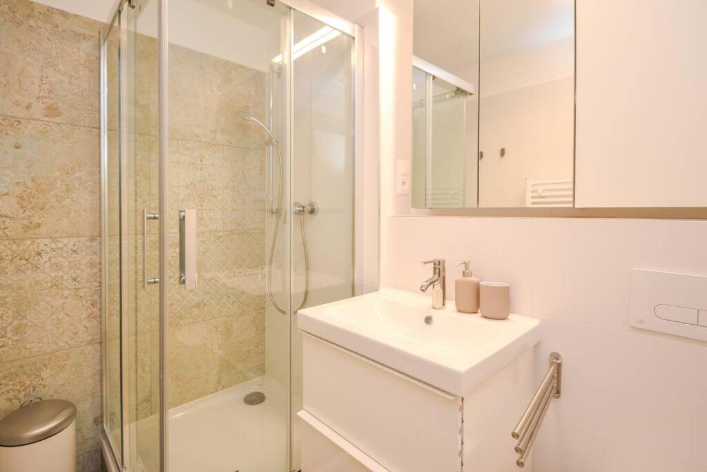 Luxury apartment in city center view 3