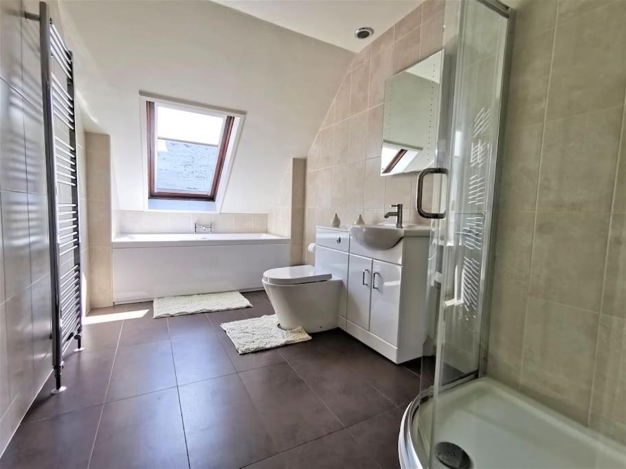 Contractor and Trade Accommodation - West Wales - Ample Parking - Sleeps up to 10 view 4