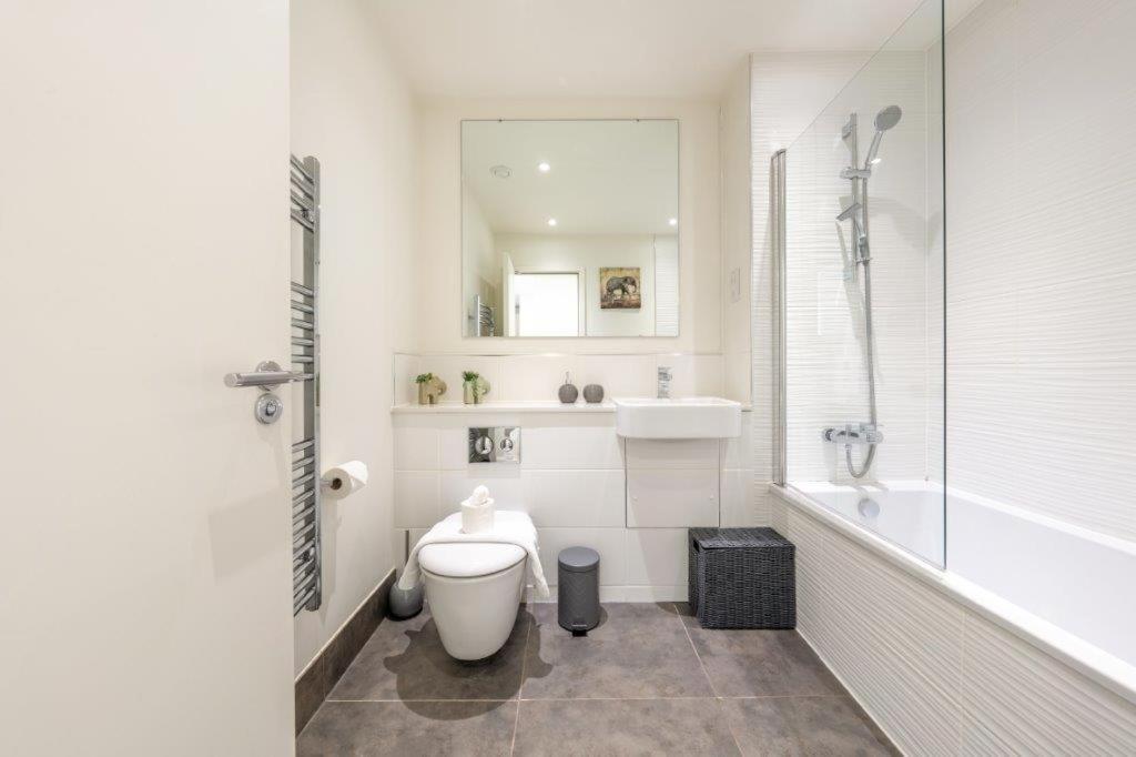 Modern 1 Bedroom Apartment in the center of Bedford view 4