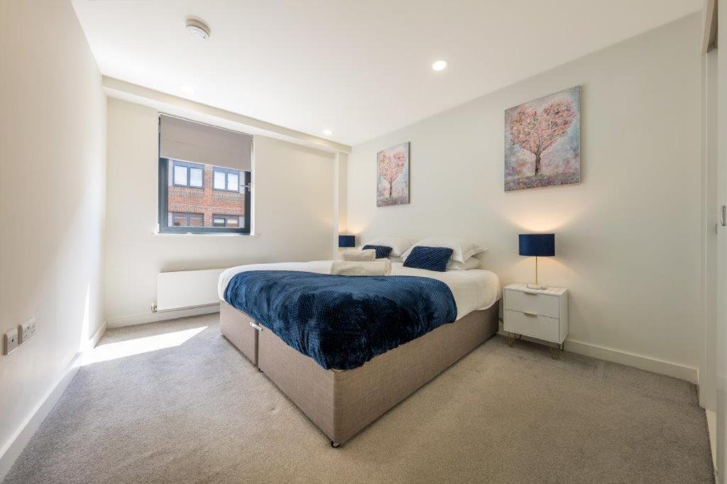 Modern 1 Bedroom Apartment in the center of Bedford view 5
