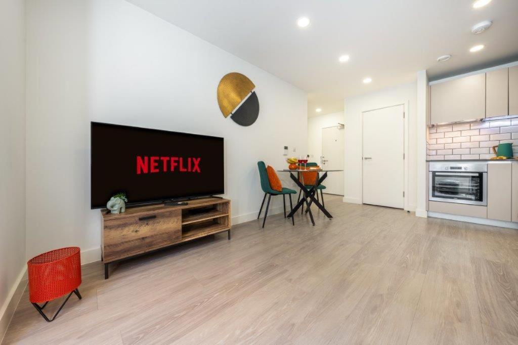 Modern 1 Bedroom Apartment in the center of Bedford view 3