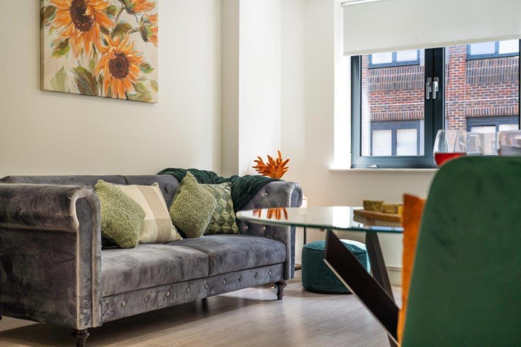 Modern 1 Bedroom Apartment in the center of Bedford view 2