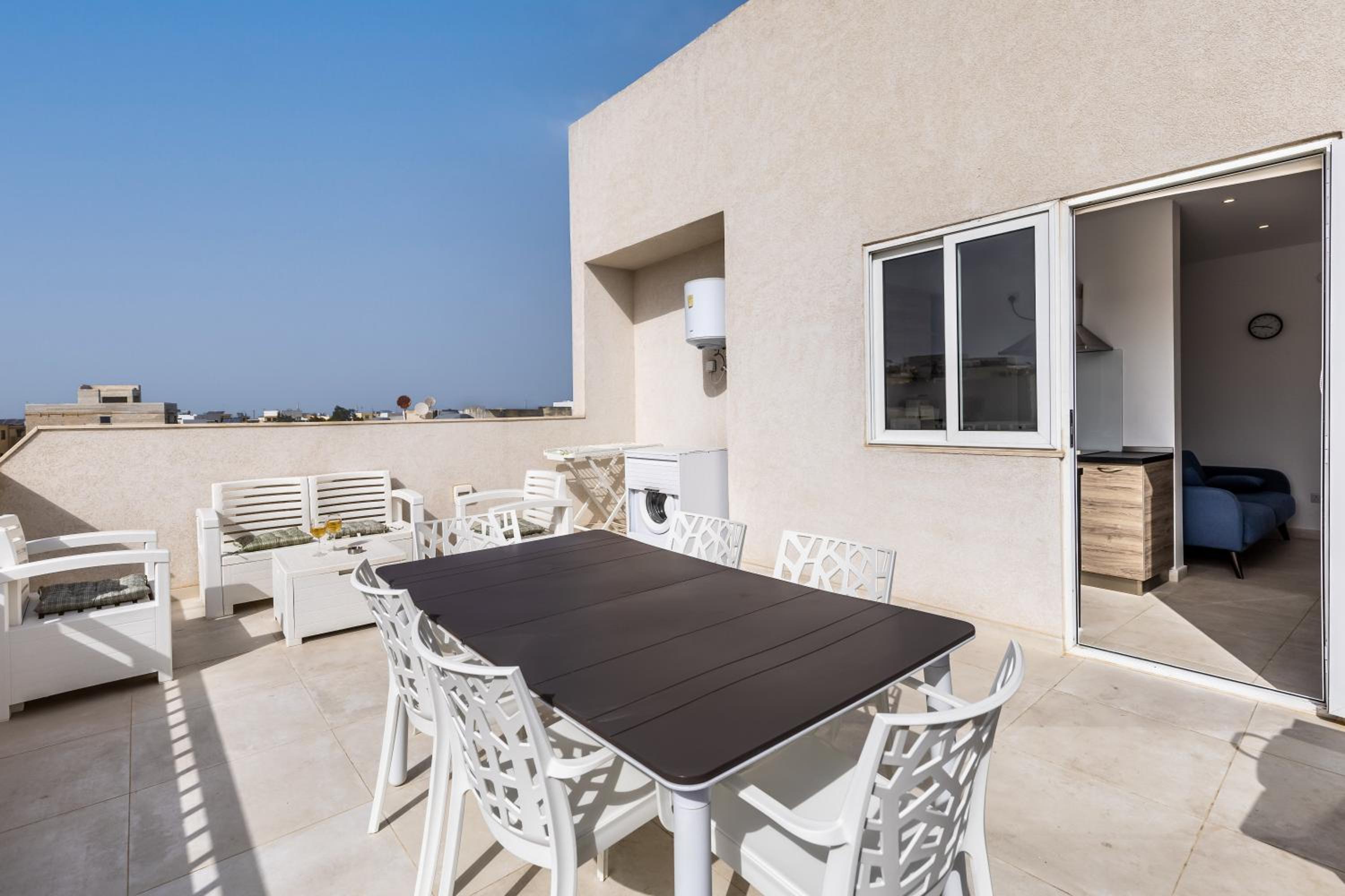 Xemx Sabiha Suite 5 min walk from St Julians view 4