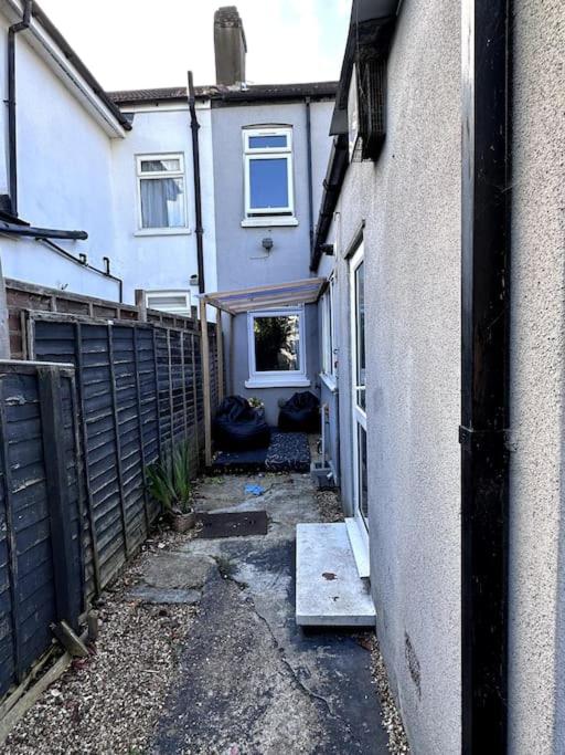 18 min to central London 5 min walk to Abby wood