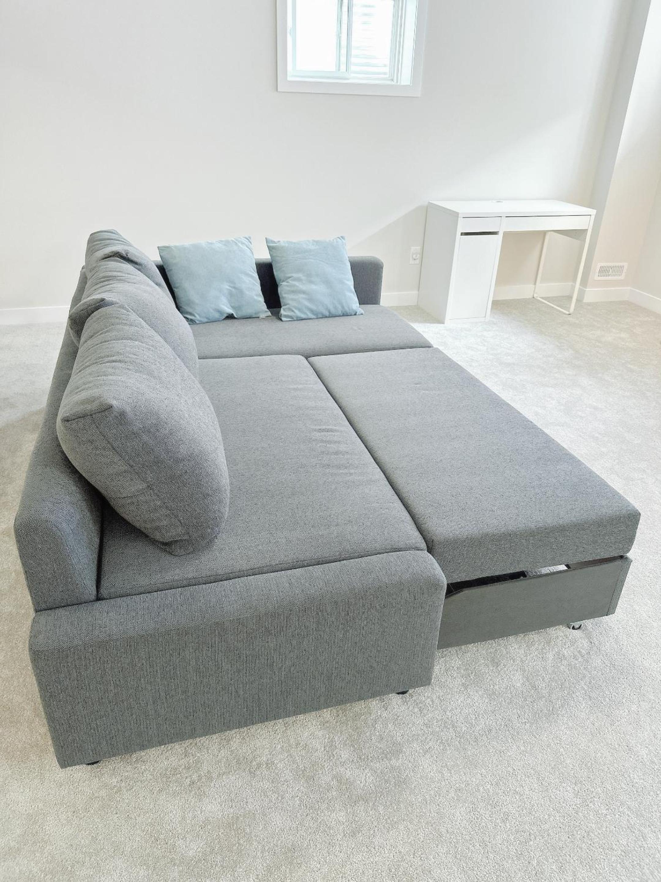 Beautiful entire basement with Netflix