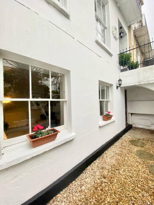 Quirky two bed apartment in Cheltenham town centre view 5
