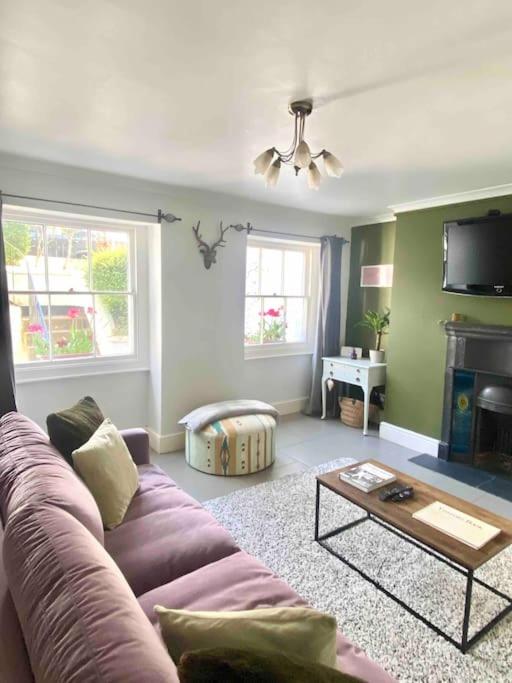 Quirky two bed apartment in Cheltenham town centre view 4
