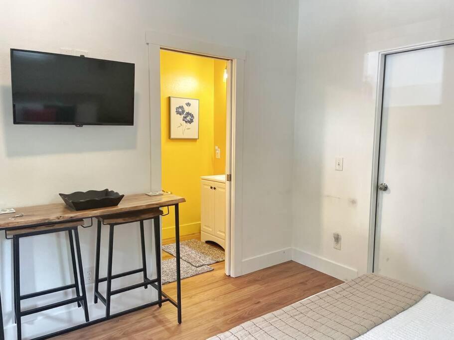 L Studio Close to Downtown Beaches Wineries