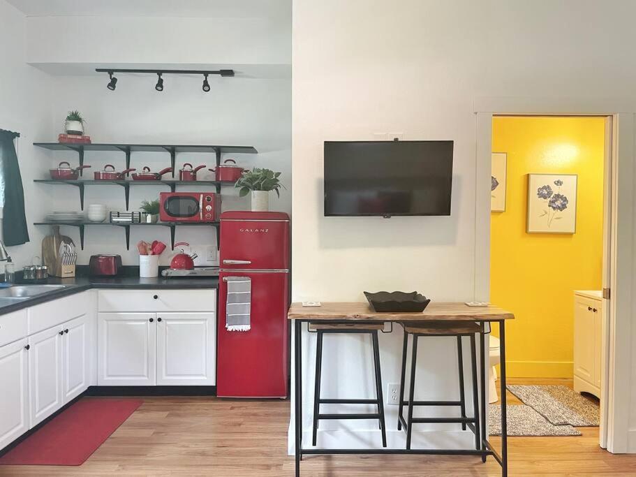 L Studio Close to Downtown Beaches Wineries