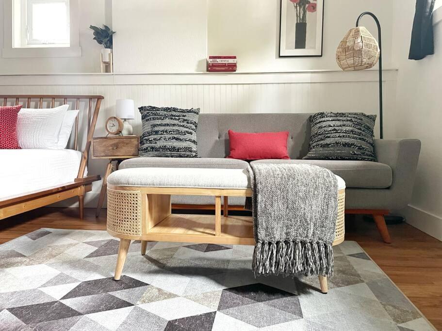 L Studio Close to Downtown Beaches Wineries