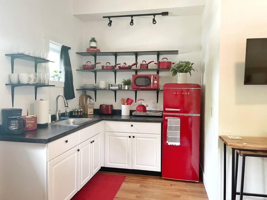 L Studio Close to Downtown Beaches Wineries