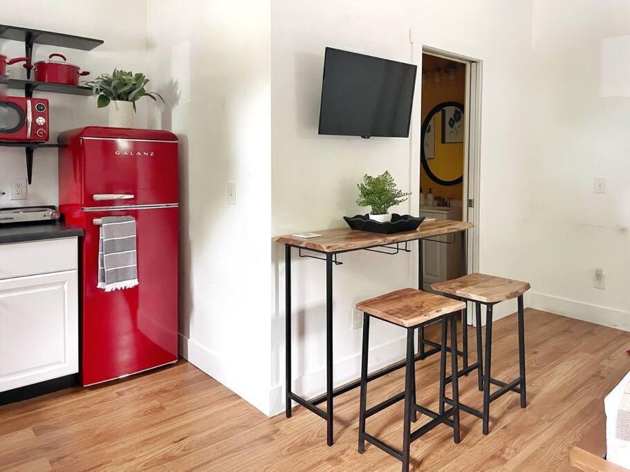 L Studio Close to Downtown Beaches Wineries