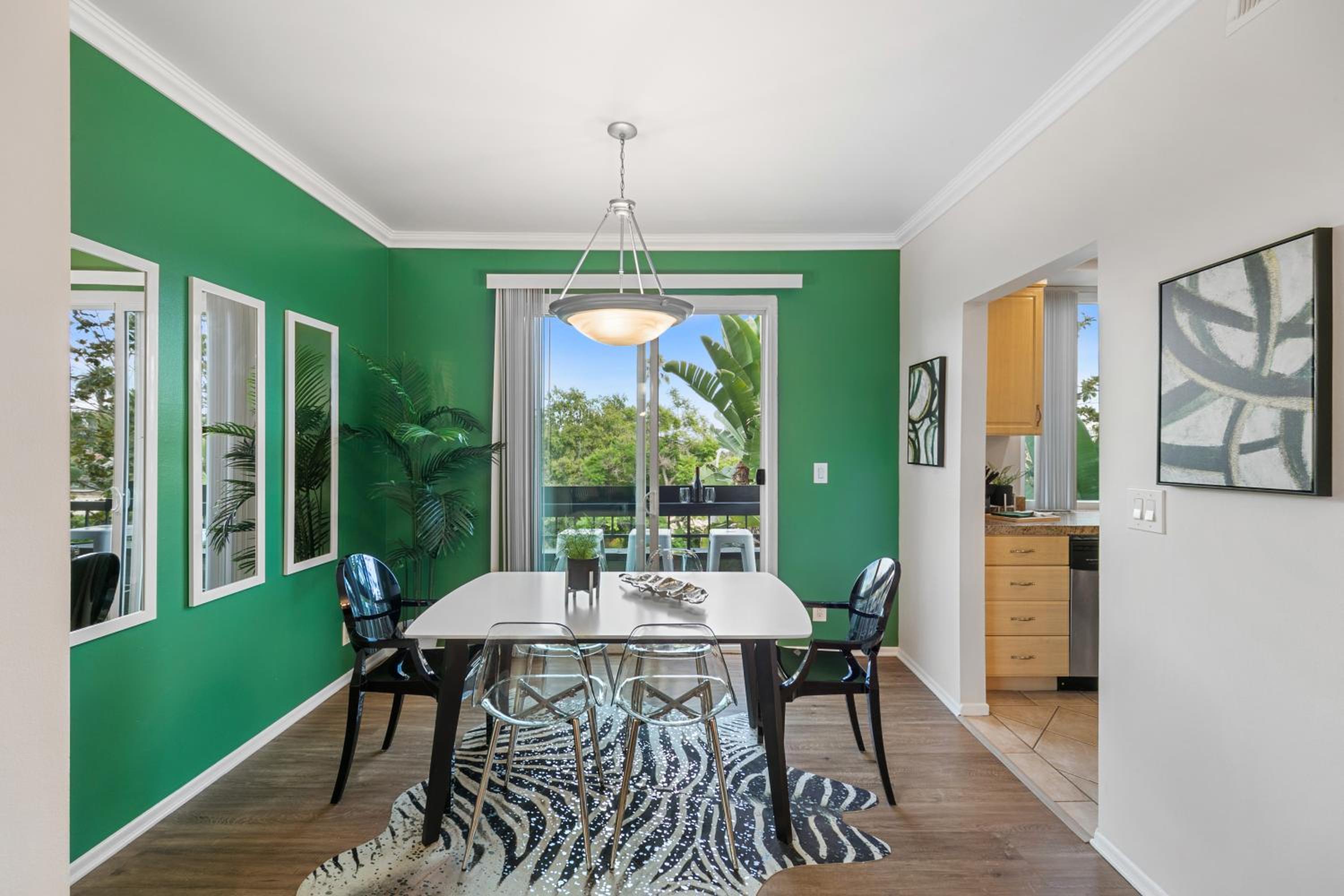 Beverly Hills Glamour Oasis 2 BR Apt with Parking 304